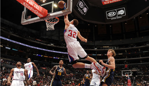 Hoch hinaus geht es für Clippers-Angreifer Blake Griffin in der NBA. Für Andrei Kirilenko (r.) von den Utah Jazz könnte dieser Jump allerdings böse enden: aua!