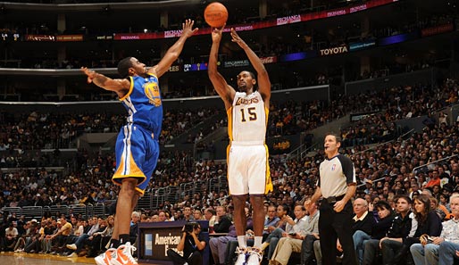For Threee! Lakers-Star Ron Artest mit einem Dreier gegen Reggie Williams von den Golden State Warriors. Klare Sache für LA: 107:83 steht’s am Ende
