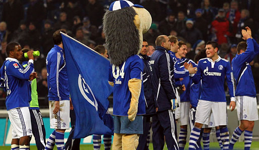 Die Mannschaft des FC Schalke 04 feiert den Sieg gegen den Favoriten aus Bayern nach dem Abpfiff ausgelassen