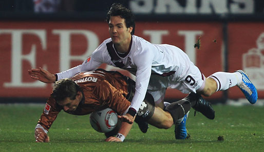 St. Pauli - Kaiserslautern 1:0: Carsten Rothenbach legt sich lieber auf die Pille, bevor er Srdjan Lakic (o.) freiwillig an den Ball überlässt