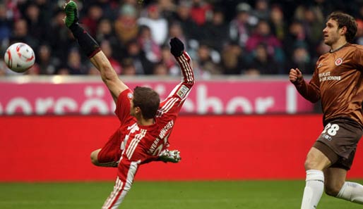 Bayern München - FC St. Pauli 3:0: Ohne den erkälteten Mario Gomez trat der FCB gegen die Kiezkicker an. Für ihn spielte Thomas Müller im Sturm und bewies, wie gelenkig er ist