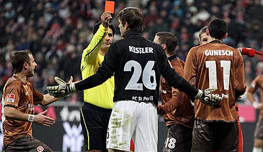 Genickbruch für den FC St. Pauli in der 68. Minute: Schiri Rafati gab Keeper Kessler wegen einer Notbremse Rot und Bayern einen Elfer. Schweinsteiger erklärte Gunesch die Szene