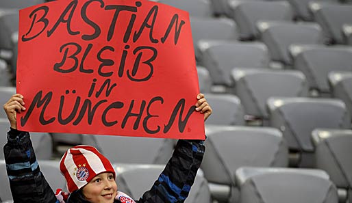 Unmittelbar nach dem Schlusspfiff erfüllte Bastian Schweinsteiger noch den Wunsch dieses kleinen Fans: Der Nationalspieler verkündete seine Vertragsverlängerung bis 2016