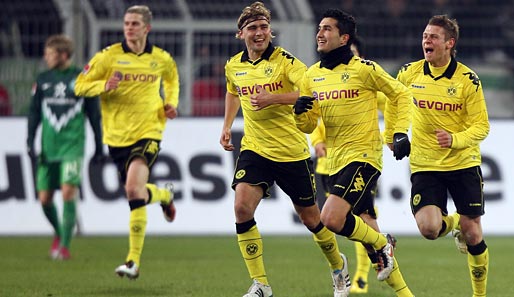 Nuri Sahin (M.) sorgte mit einem Traum-Freistoß für die 1:0-Führung von Borussia Dortmund