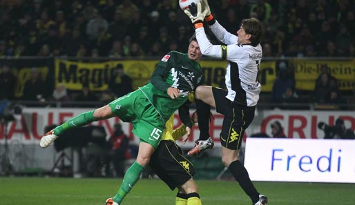Roman Weidenfeller (Nr. 1) war der gewohnt sichere Rückhalt für Borussia Dortmund. Er legte aber auch Claudio Pizarro elfmeterreif um