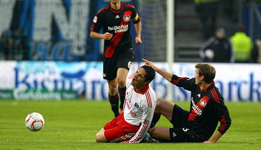 Paulo Guerrero (l.) wurde schon früh im Spiel böse von Leverkusens Stefan Reinartz gefoult. Nach kurzer Behandlungspausse ging es aber weiter