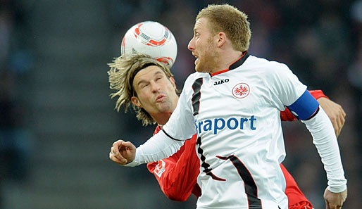 1. FC Köln - Eintracht Frankfurt 1:0: Gib Küsschen, Patrick. Martin Lanig (l.) hat die Augen bereits geschlossen, doch Frankfurts Patrick Ochs hat nur den Ball im Auge
