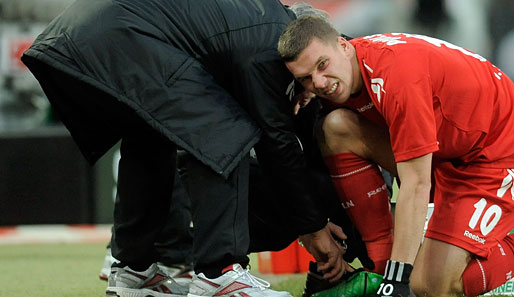 Lukas Podolski verletzte sich bereits in den ersten Minuten des Spiels. Er versuchte es nochmal, musste aber in der 23. Spielminute ausgewechselt werden