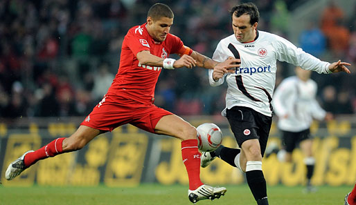 Kölns Youssef Mohamad (l.) verteidigte Theofanis Gekas. Der derzeitige Top-Torjäger der Bundesliga konnte dieses Mal jedoch keinen Treffer erzielen