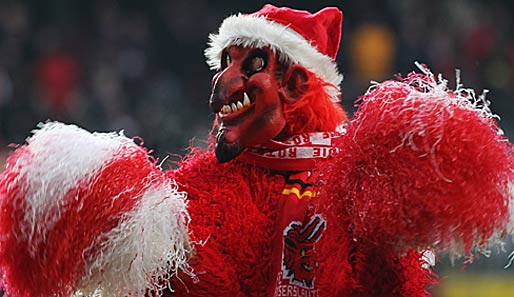 Der Rote Teufel mit Nikolaus-Mütze und Pompons. Die Adventszeit brachte sogar den Beelzebub in Weihnachtsstimmung