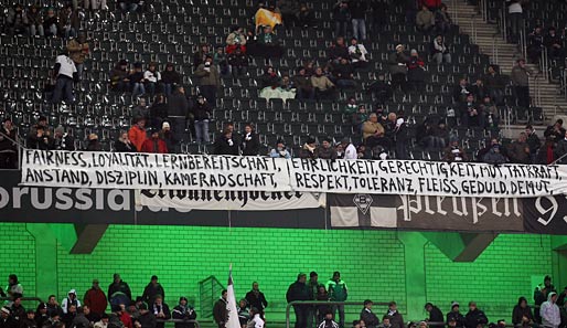 Dabei hatten die Gladbacher Fans noch vor dem Spiel ein Banner ausgerollt. Dort wiesen sie ihr Team darauf hin, worauf es ankommt