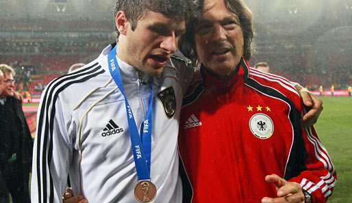 DFB-Team Arzt Dr. Hans-Wilhelm Müller-Wohlfahrt gratuliert seinem Schützling zum dritten Platz bei der WM 2010 in Südafrika