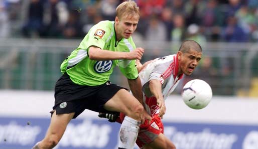 Seinen erstes Spiel in der Bundesliga über 90 Minuten absolvierte Tobias Rau am 15. September 2001. Wolfsburg verlor mit 0:2 gegen Stuttgart