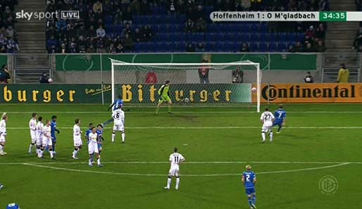 Da ist es geschehen: Der Ball liegt im Tor, Borussia Mönchengladbach liegt 0:1 bei 1899 Hoffenheim hinten