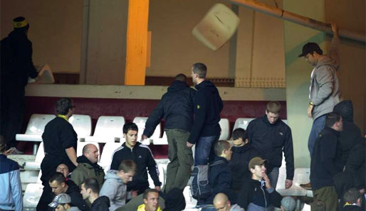Diese mitgereisten BVB-Anhänger zeigten sich als schlechte Gäste und vergriffen sich am Stadion-Interieur