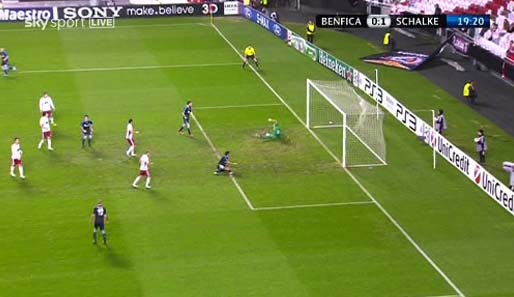Und das Ding schlägt unhaltbar für Benfica-Keeper Roberto links im Netz der Gastgeber zum1:0 für Königsblau ein