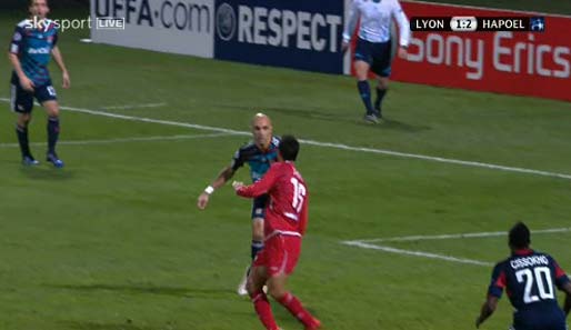 Olympique Lyon - Hapoel Tel Aviv: Es steht 1:1. In der 69. Minute schleicht sich Hapoels Eran Zahavy von Gegenspieler Chris weg