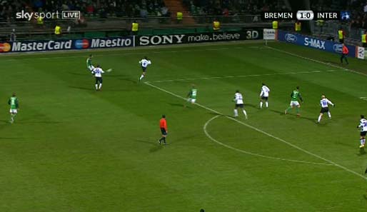 Werder Bremen - Inter Mailand: die 49. Minute. Almeida flankt nach einem Ausflug auf den linken Flügel butterweich...