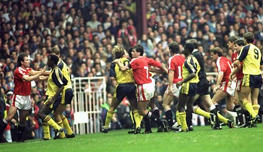 Das Jahr 1990: Ein kaum erwähnenswertes Foul von Arsenals Nigel Winterburn löst eine Massenprügelei auf dem Feld aus. 21 Spieler lassen die Fäuste fliegen