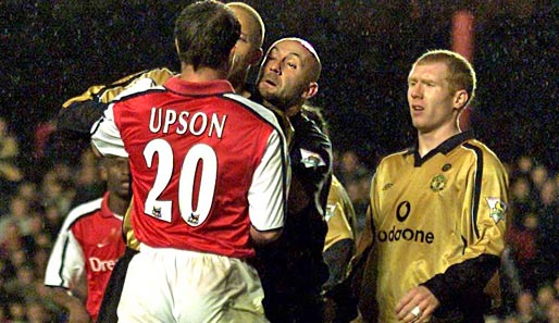 2001: United-Keeper Fabien Barthez will Arsenals Matthew Upson bei strömenden Regen ans Leder. Als Sicherheitspuffe: Wes Brown