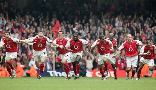 2005: So freut sich der FC Arsenal nach einem Sieg über ManUtd. Die Londoner gewannen das FA-Cup-Finale im Elfmeterschießen
