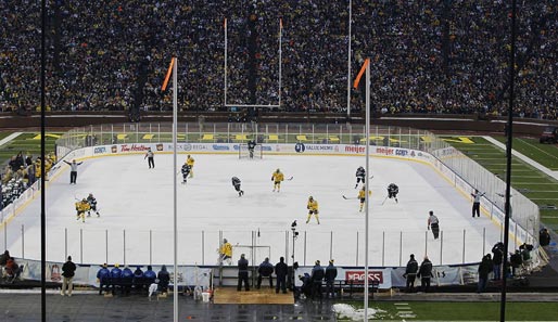 Rekord! Denn so viele Menschen hatten noch nie zuvor ein Eishockey-Spiel in einem Stadion live verfolgt. Selbst für das Michigan Stadium: eine Menge Menschen
