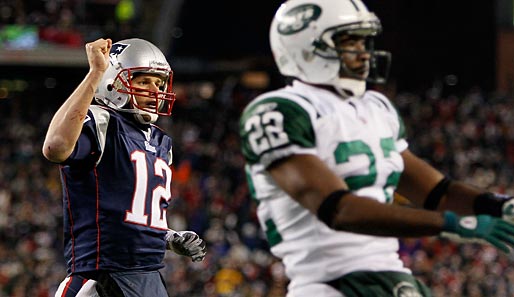 New England Patriots - New York Jets 45:3: Tom Brady jubelt mal wieder. Der Golden Boy führte sein Team zum 26. Heimsieg in Folge, Jets-Safety Brodney Pool war nur Statist