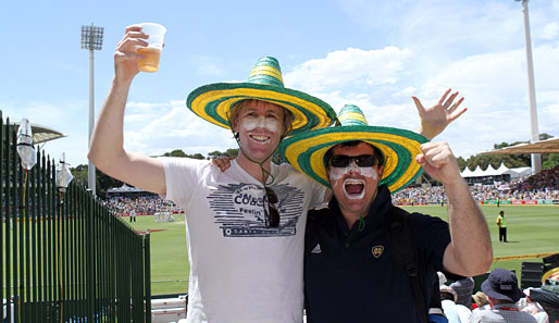 Cricket ist und bleibt ein Gentlemen-Sport, wie auch diese stocknüchternen australischen Fans beweisen. Greift weiter nach den Sternen, Freunde