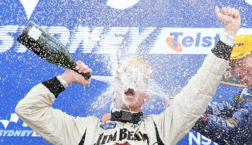 Prost! James Courtney lässt sich in bester Vettel-Manier nach seinem Sieg bei der V8 Supercar Championship feiern. Glückwunsch!