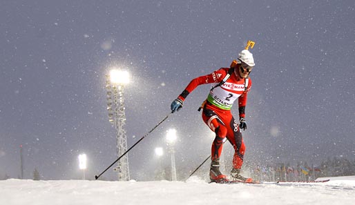 Der Dominator Ole Einar Bjoerndalen zieht im Scheinwerferlicht einsam seine Kreise. Geschehen beim Biathlon Weltcup in Ostersund (Sweden)