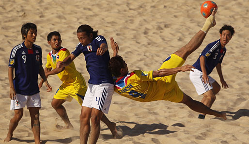 Thailand gegen Japan, im Fußball eigentlich ja ziemlich lame! Doch beim Beach Soccer können sich manche Aktionen dann noch sehen lassen…