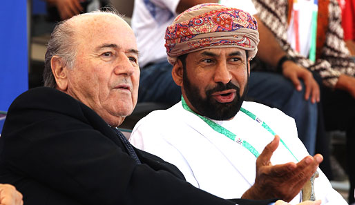 Bei den Asian Games in Oman schließt Joseph Blatter (l.) schon mal Freundschaft mit Scheich Rashid bin Ahmed al Hinai und folgt dem Beachsoccer-Spiel von Katar