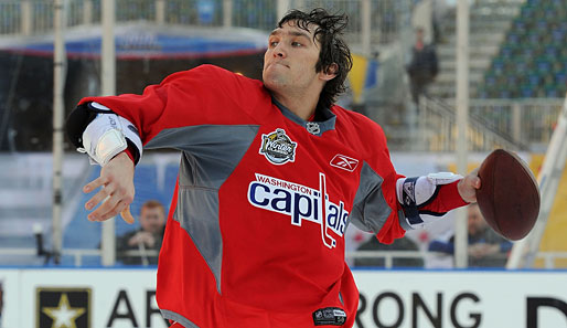 NHL-Star Alex Owetschkin von den Washington Capitals hat es zum Jahresende richtig krachen lassen. Aber muss er deswegen gleich das Spielgerät verwechseln?