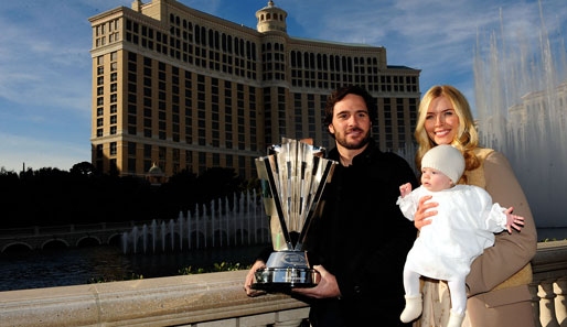 In Las Vegas feiert Jimmie Johnson mit Ehefrau Chandra (r.) und Tochter Genevieve Marie seinen fünften Titel im NASCAR-Sprintcup