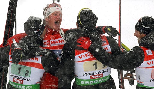 Eine Klasse für sich: Schlussläufer Tarjei Bö (2. v.l.) sicherte den Norwegern bei der Biathlon-Männerstaffel den Sieg. Deutschland verpasste mit Platz vier das Podest