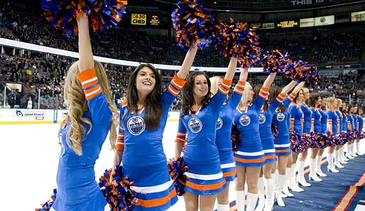 Give it up for the new Cheerleaders! In Edmonton dürfen nun ein paar neue junge Damen ihre Oilers in der NHL anfeuern. Erst einmal lassen sie sich aber feiern
