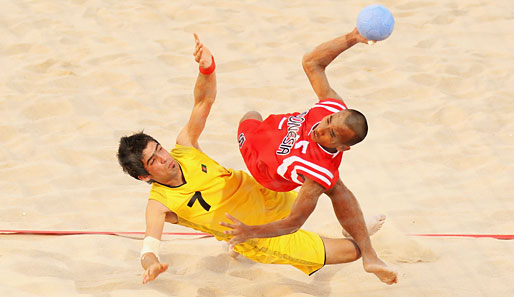 Beach-Handball, irgendwie ja schon eine kuriose Sportart. Dafür bietet sie spektakuläre Bilder, wie hier beim Match zwischen Indonesien und Afghanistan