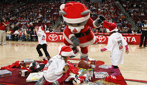 "NBA cares“ - zur Weihnachtszeit noch einmal besonders: Das Weihnachts-Maskottchen der Houston Rockets verschenkt Spielzeug an die Kleinen