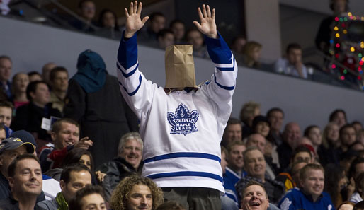 Ein Fan der Toronto Maple Leafs war so enttäuscht über sein Team, dass er sich eine Tüte über den Kopf zog. Die Vancouver Canucks besiegten die Leafs mit 4:1