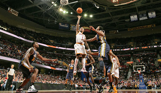NBA: Daniel Gibson von den Cleveland Cavaliers erzielt zwei Punkte gegen die Utah Jazz. Endstand: 90:101 für Utah