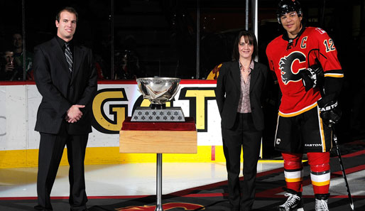 Calgarys Jarome Iginla (r.) bekommt vor dem NHL-Spiel gegen Vancouver den Molson Cup überreicht. Den Pott gibt's für häufige Nominierungen zu den Three Stars des Spiels