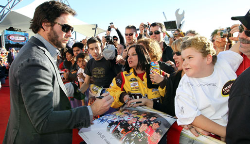 Most wanted: NASCAR-Star Jimmie Johnson gibt in Las Vegas fleißig Autogramme. Er gewann zum fünften Mal den Sprintcup-Titel