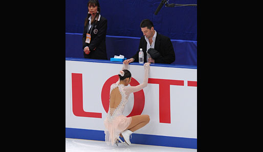 Da muss man doch nicht gleich auf die Knie vor seinem Trainer: Kanako Murakami bei den japanischen Eiskunstlaufmeisterschaften in Nagano
