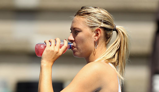 Da möchte man doch gerne mal kurz eine Trinkflasche sein: Maria Scharapowa genießt ihr Energy-Getränk während einer Trainingspause bei den ASB Classics in Auckland