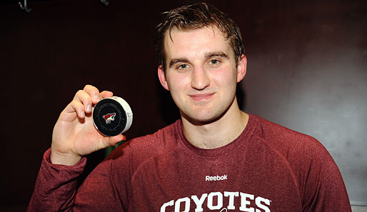 Stolz wie Oskar ist Brett McLean. Der 22-Jährige von den Phoenix Coyotes erzielte in seinem ersten NHL-Spiel gleich sein erstes Tor