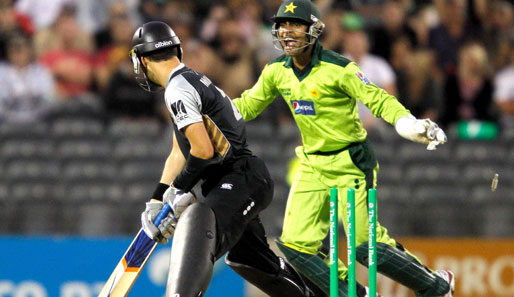 Keine Angst, der freut sich nur. Pakistans Umar Akmal (r.) lässt seinen Emotionen im Cricket-Match gegen Neuseeland freien Lauf