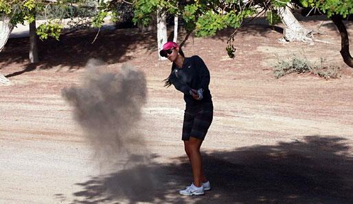 Golferin Michelle Wie entfesselt bei der Preview des Dubai Ladies Masters einen Mini-Tornado. Oder ist das Ding neben ihr doch das Smoke-Monster aus "Lost"?