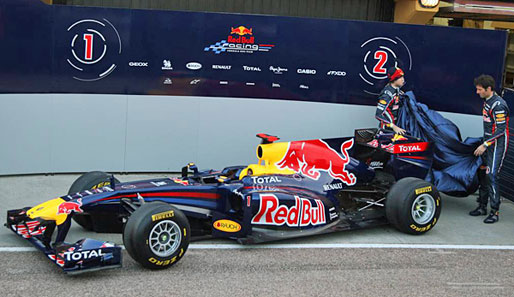 Kurz vor 9 Uhr enthüllten Sebastian Vettel und Mark Webber in Valencia das neue Auto. Auffällig ist das Festhalten an der Heckflosse - im Gegensatz zur Konkurrenz