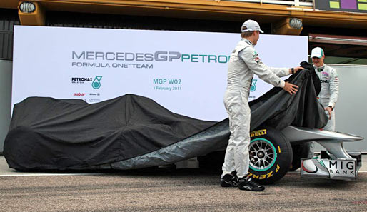 Vorhang auf für den neuen Mercedes W02. Michael Schumacher und Nico Rosberg lüfteten das Geheimnis und offenbarten zuerst eine extrem hohe Nase