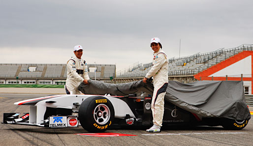 Als drittes Auto erblickte am Montag der neue Sauber das Licht der Welt. Der C30 wird von Kamui Kobayashi und Neuling Sergio Perez gefahren